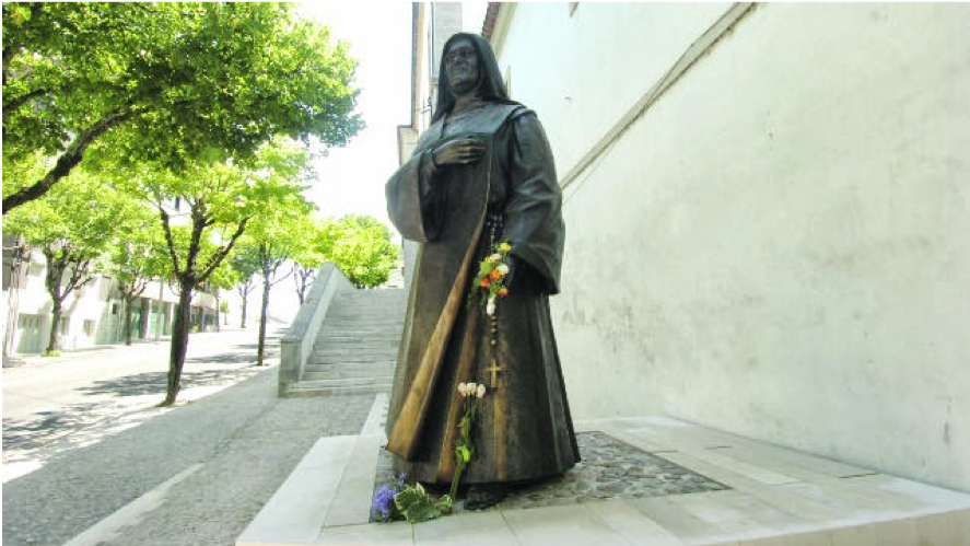 Estátua da Irmã Lúcia, da autoria do escultor Alves André, na entrada principal do Carmelo de Santa Teresa, em Coimbra