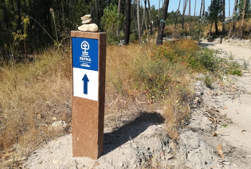 Caminhos de Fátima - Carmelite Route: Stones are already piling up at some of the milestones along the way, signalling the passage of walkers ©mediotejo.net