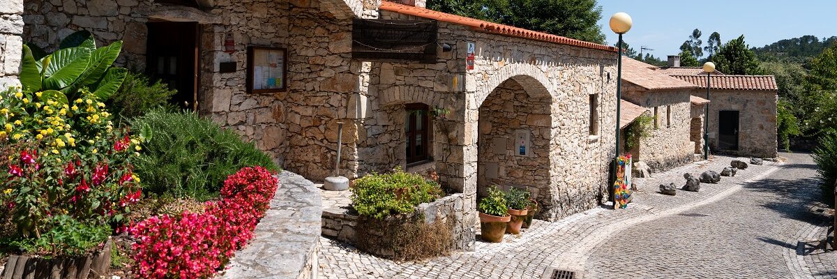 Pia do Urso, a small restored village with typical houses from this mountain region © Enric Vives-Rubio / Centro Nacional de Cultura