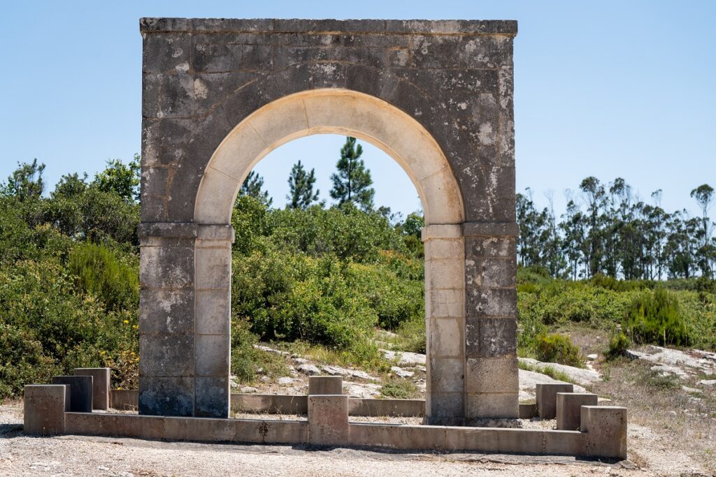 Arco della Memoria, costruito dai monaci cistercensi ad Arrimal © Enric Vives-Rubio / Centro Nacional de Cultura
