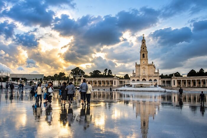 The book is available from the Sanctuary of Fátima shops.